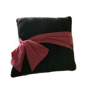 VCNA Black and pink pillow with valances